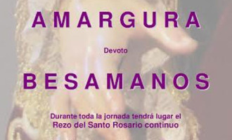 Devoto Besamano a María Santísima de la Amargura de Écija