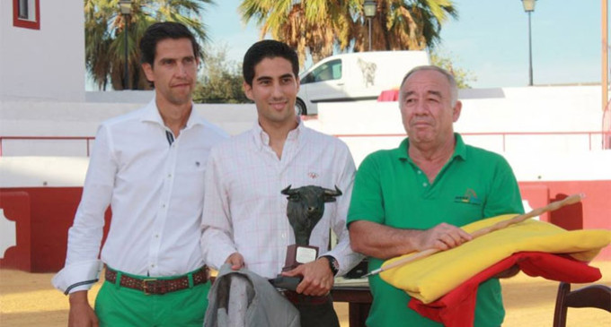 El novillero de Écija, Manuel Rodríguez, triunfador del I Bolsín Taurino de La Carlota