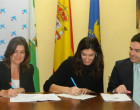 El ayuntamiento de Écija firma un acuerdo con la entidad Caixabank para la financiación del programa “Mejoras y actividades generales en barrios”