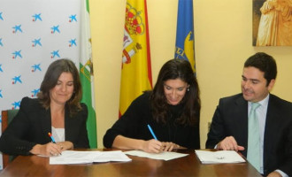 El ayuntamiento de Écija firma un acuerdo con la entidad Caixabank para la financiación del programa “Mejoras y actividades generales en barrios”