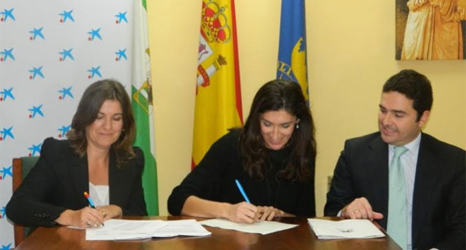 El ayuntamiento de Écija firma un acuerdo con la entidad Caixabank para la financiación del programa “Mejoras y actividades generales en barrios”