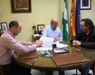El ayuntamiento de Écija firma los convenios de colaboración con   “Amigos de Écija” y con la Real Academia “Luis Vélez de Guevara”