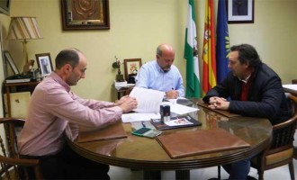 El ayuntamiento de Écija firma los convenios de colaboración con   “Amigos de Écija” y con la Real Academia “Luis Vélez de Guevara”
