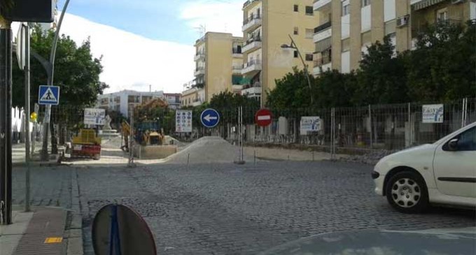Se corta al tráfico una zona de la  Avda. Miguel de Cervantes de Écija, por inicio de la segunda fase de las obras de pavimentación.