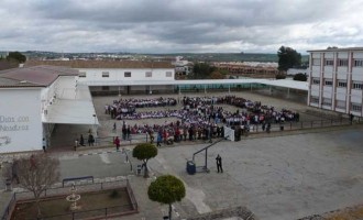 1.400 alumnos y alumnas forman el número 50 del aniversario de la SAFA de Écija