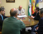 El Alcalde de Écija, Ricardo Gil-Toresano, firma el convenio de colaboración con el Consejo General de Hermandades