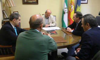 El Alcalde de Écija, Ricardo Gil-Toresano, firma el convenio de colaboración con el Consejo General de Hermandades