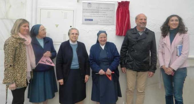 El alcalde de Écija, Ricardo Gil-Toresano ha descubierto la placa conmemorativa de las Hijas de la Caridad