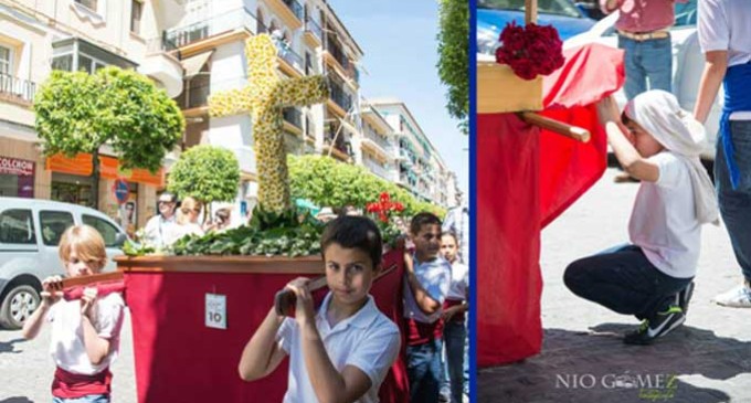 La Hermandad del  Resucitado celebra un año más la Fiesta de la Cruz de Mayo en Écija y recupera su concentración de Pasos en la Plaza de Santa Cruz.