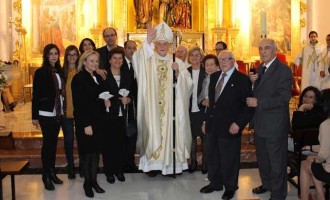 Miembros del Colectivo de Pregoneros de Écija y del Taller de Rapsodia asisten a la Pascua de Resurrección celebrada por Amigo Vallejo