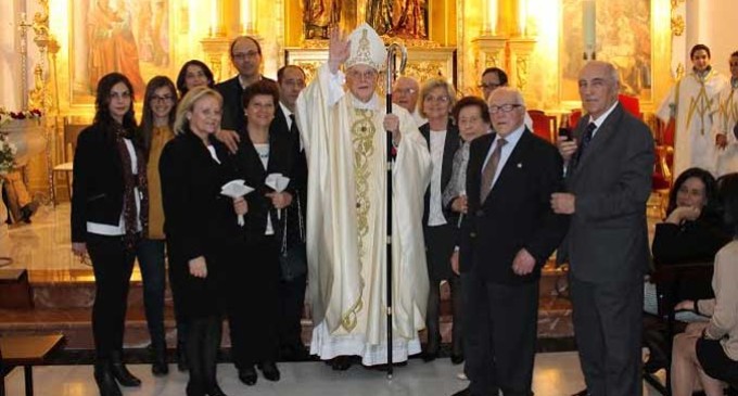 Miembros del Colectivo de Pregoneros de Écija y del Taller de Rapsodia asisten a la Pascua de Resurrección celebrada por Amigo Vallejo