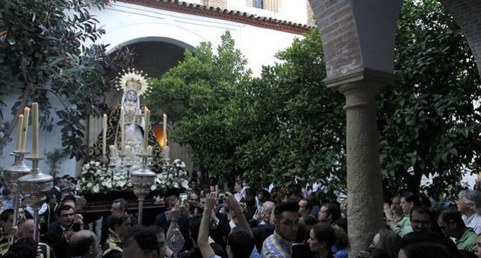 La Virgen de los Dolores de Córdoba recorre conventos en unas andas de una hermandad de Écija