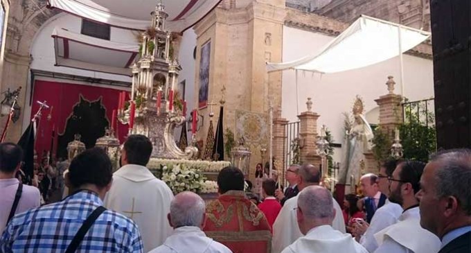 La procesión del Corpus Christi recorrió las calles de Écija entre Imágenes Marianas (fotos)