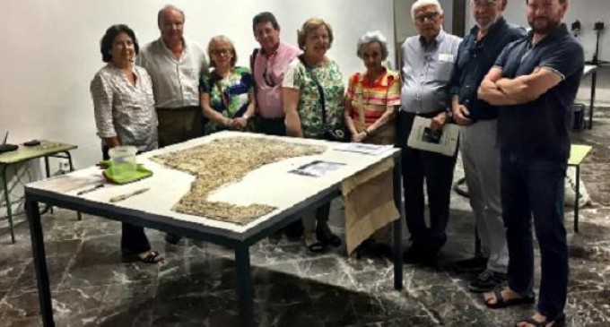 Miembros de la Real Academia de Écija visitan el Palacio de Peñaflor para ver los trabajos de restauración del Mosaico de doble cara.