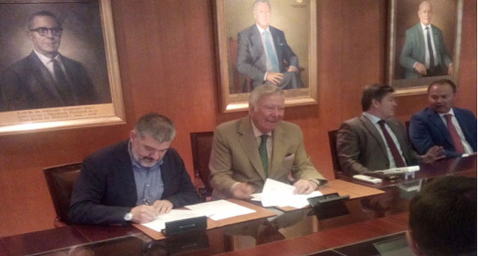 El alcalde de Écija y presidente de GDR La Campiña, David García, firmaba convenios de colaboración con Caja Rural del Sur