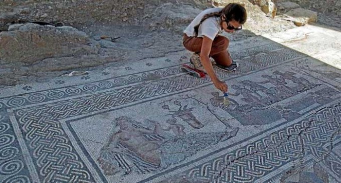 Todos los detalles del mosaico “los Amores de Zeus” explicados por J. Campos en Écija Historia