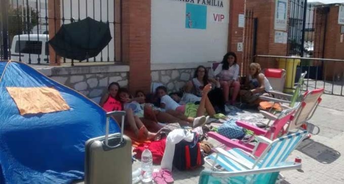 Pasan dos noches acampados en la puerta del Colegio de la Safa para ver el concierto de Gemeliers en Écija