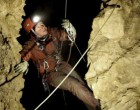 El arqueólogo de las excavaciones de Écija, Sergio García-Dils, descendió a la cueva más profunda del mundo