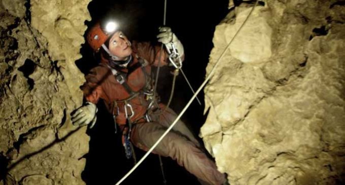 El arqueólogo de las excavaciones de Écija, Sergio García-Dils, descendió a la cueva más profunda del mundo