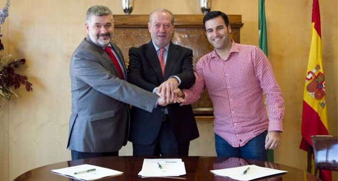 El Presidente de la Diputación firma un convenio con el Alcalde de Écija y el presidente de AEMMCE