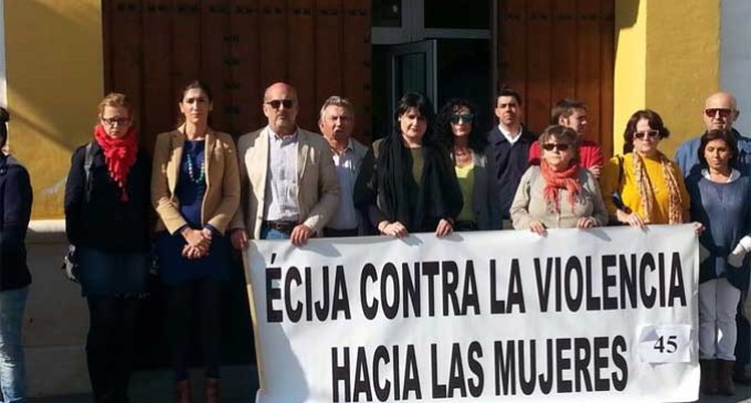 Minuto de silencio ante el Ayuntamiento de Écija, contra la Violencia de Género producida ayer en Sanlúcar La Mayor
