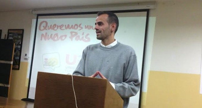 Miguel Ángel Bustamante de Écija y candidato nº1 de IU-UP por Sevilla, se dirige a los ecijanos