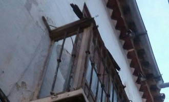 A QUIEN CORRESPONDA: Balcón en Écija con peligro de desplome en calle Cintería