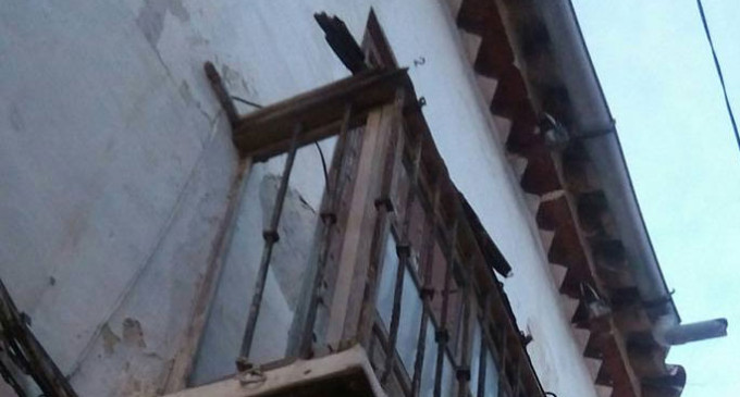 A QUIEN CORRESPONDA: Balcón en Écija con peligro de desplome en calle Cintería