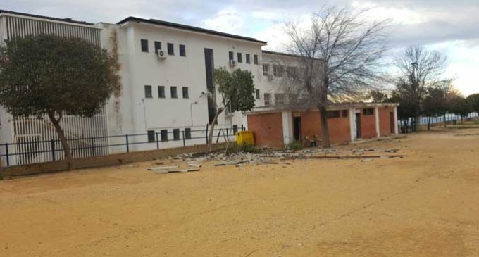 La SAFA de Écija suspenden para el lunes las clases por desprendimiento de parte de un tejado por el fuerte viento