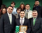 La Asociación de Empresas de la Madera y el Mueble de la Comarca de Écija recoge el premio Bandera de Andalucía 2016
