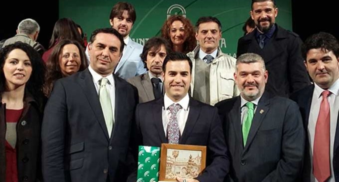 La Asociación de Empresas de la Madera y el Mueble de la Comarca de Écija recoge el premio Bandera de Andalucía 2016