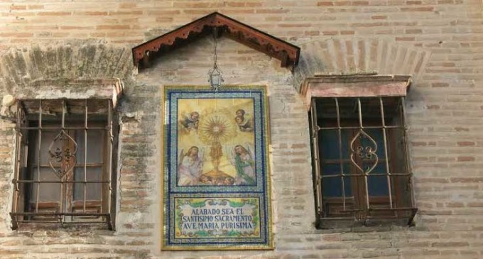 Se restaura el azulejo eucarístico de la torre de Santa María a iniciativa de los Amigos de Écija