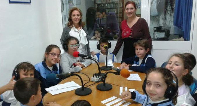 Alumnos del Taller Ingenia de las Escuelas SAFA de Écija, realizan una de sus actividades en Radio SAFA