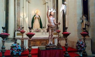 Besapié en la Parroquia de Santa Cruz de Écija a Cristo Resucitado en el día de la Ascensión