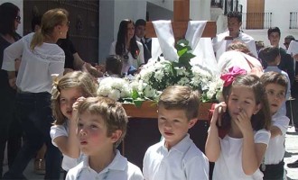 Cerca de trescientos niños participaron en las Cruces de Mayo de Écija en su 35 edición