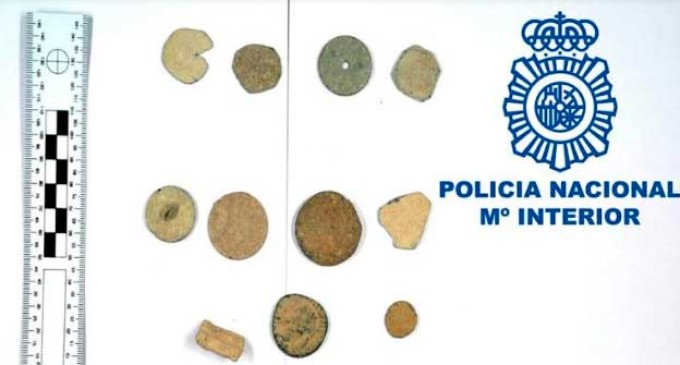 La Policía Nacional entrega al Museo de Écija 18 piezas arqueológicas que habían sido expoliadas ilegalmente.