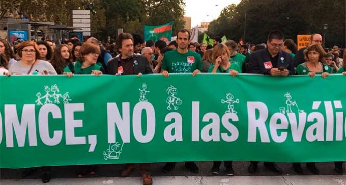 El diputado de Écija por IU en el congreso, Miguel A. Bustamante, en la manifestación de estudiantes contra la reválida