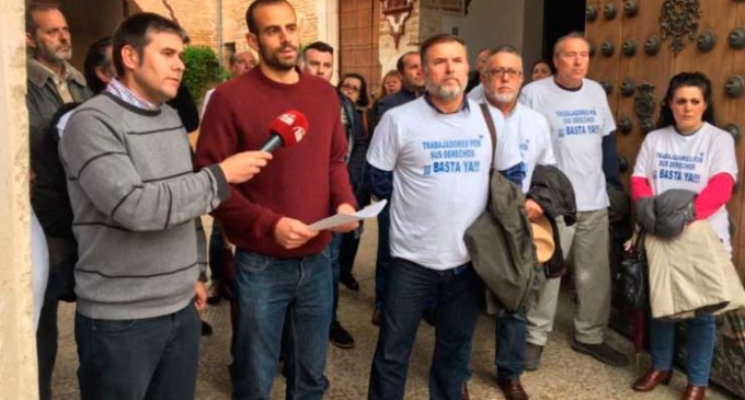 Encuentro de Miguel A. Bustamante de IU, con los trabajadores de Aqua Campiña de Écija