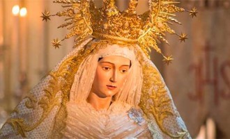 Besamano a María Santísima de la Alegría, titular de la Hermandad de la Resurrección de Écija