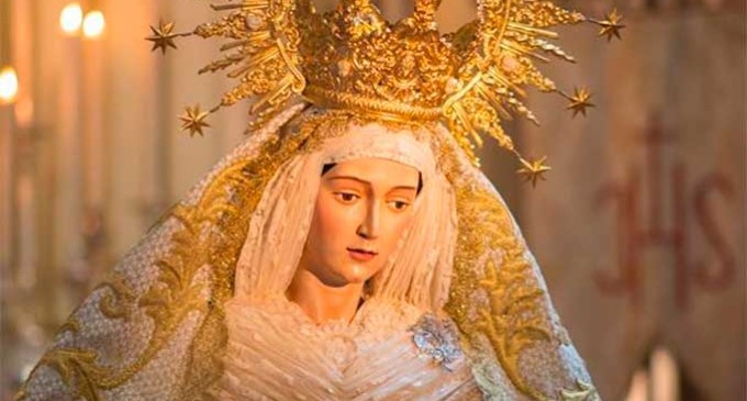 Besamano a María Santísima de la Alegría, titular de la Hermandad de la Resurrección de Écija