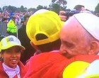 El Papa, en su visita a Colombia, abraza a la hermana Valeriana García de Écija (fotos y video)