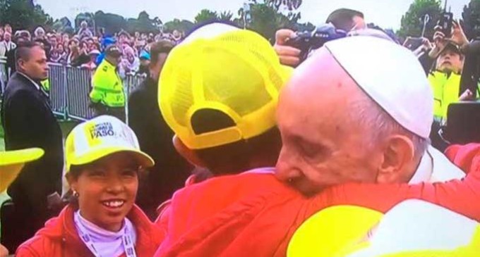 El Papa, en su visita a Colombia, abraza a la hermana Valeriana García de Écija (fotos y video)