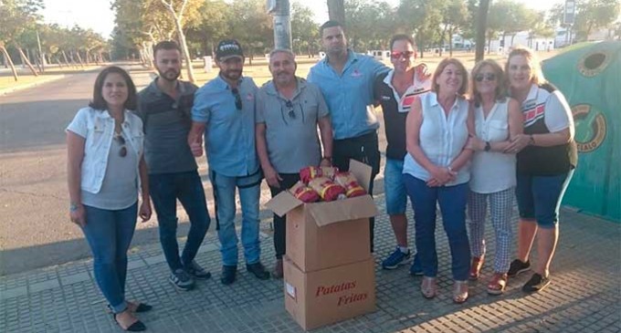 La Hermandad del Resucitado recoge alimentos donados en la Concentración Motera celebrada en Écija