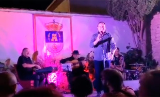 El cantante de Écija, Fernando Reina, rinde homenaje a Carlos Cano en las Veladas del Torreón de Las Gabias (Granada)