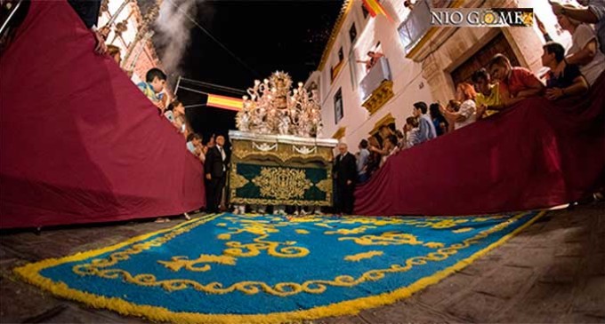 ALFOMBRA DE SAL Y PETALADA A LA SEÑORA DEL VALLE DE ÉCIJA PONEN EL BROCHE A UN DÍA MEMORABLE (fotos Nío Gómez)