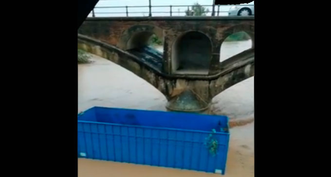 Inundaciones fin de semana en Écija. Video remolque navegando por el Genil, impactando con el puente