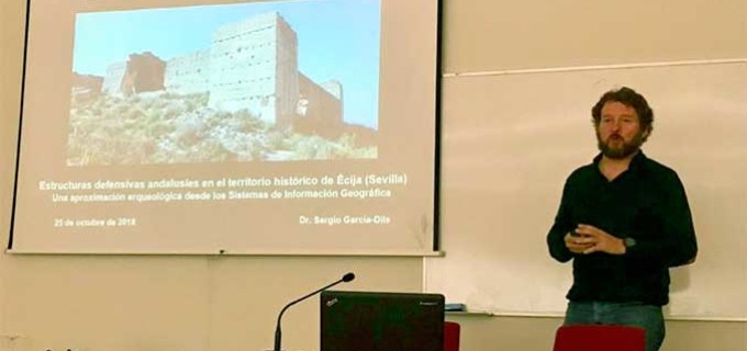 El Arqueólogo del Ayuntamiento de Écija, Sergio García Dils, ha presentado una ponencia en el Seminario Científico Internacional “Patrimonio rural/defensivo de Al-Ándalus”