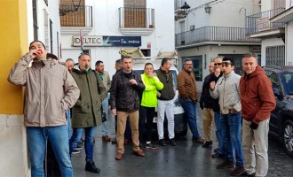 Concentración de la Policía Local de Écija a las puertas del Ayuntamiento