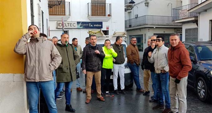 Concentración de la Policía Local de Écija a las puertas del Ayuntamiento