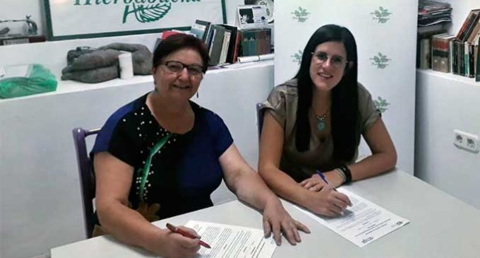 La Asociación de Mujeres de Écija Hierbabuena,  firma un acuerdo de colaboración con Lucena Acoge.